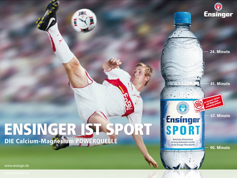 Ensinger Sport, Produktfoto einer Flasche, die am Spielfeldrand eines Fußballstadions steht, Werbekampagne