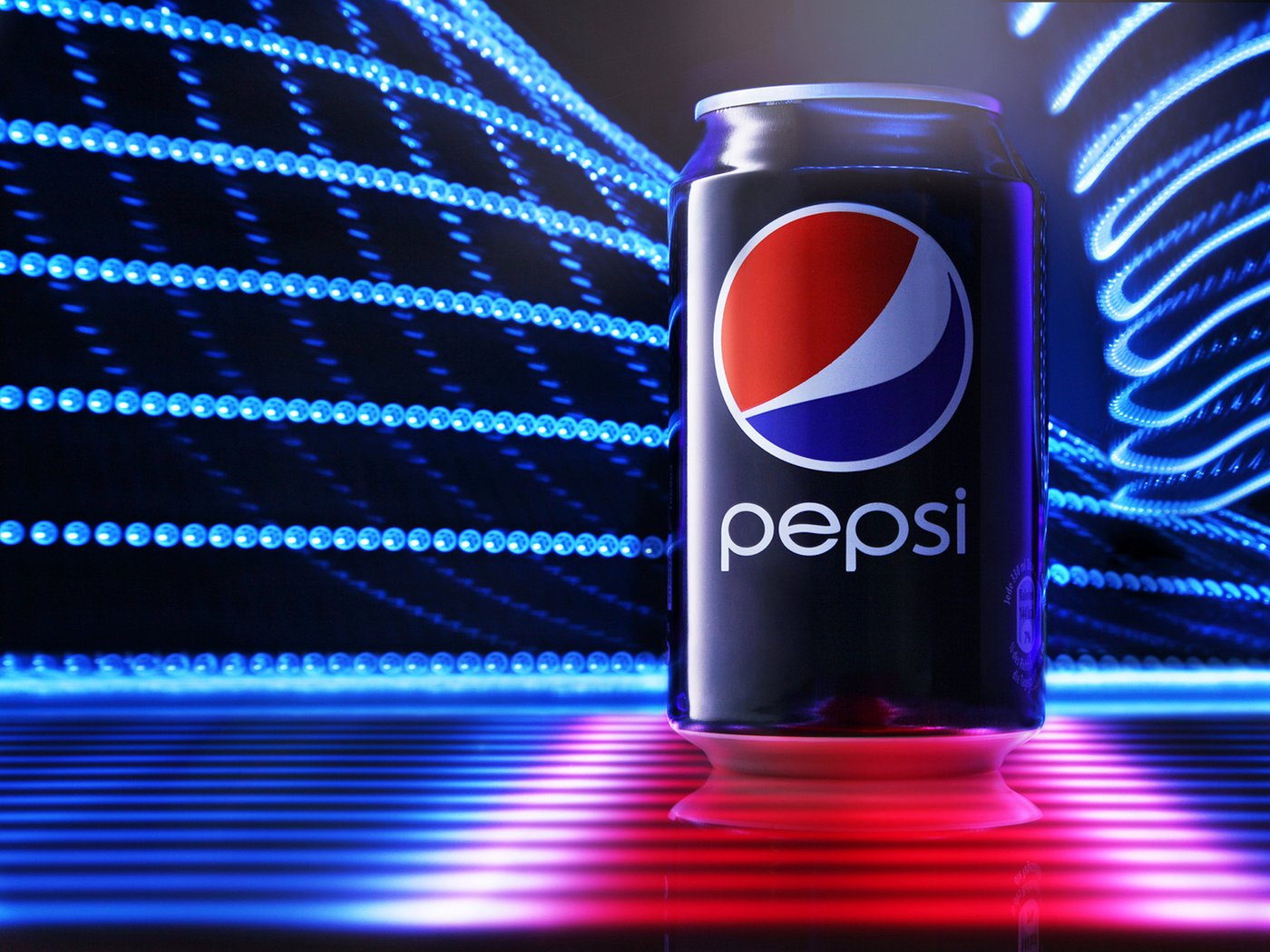 Produktfoto einer Pepsidose als stimmungsvolles Motiv in einer Lichtperlen Umgebung, in rot und blau