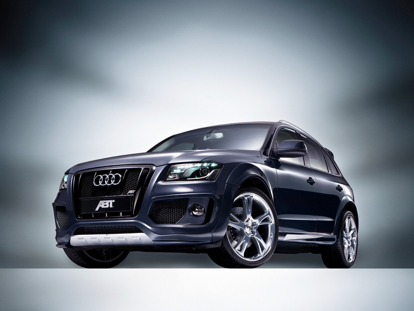 Automobilfotografie, Darstellung eines Audi Q5 als Werbekampagne im Fotostudio mit dramatischem Hintergrund