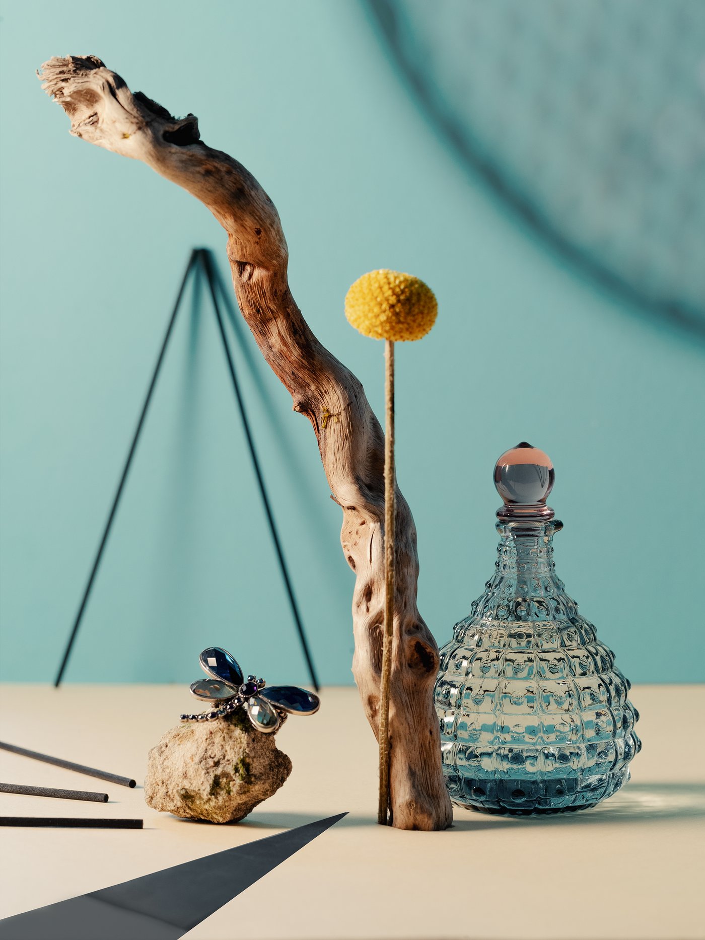 Produktfotografie als Stilleben inszeniert mit Schmuck, Parfum Flacon und Treibholz