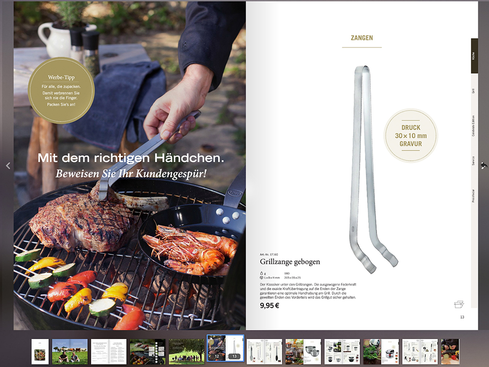 Produktfoto einer Grillzange in Aktion am Grill, mit der Grillgut gewendet wird