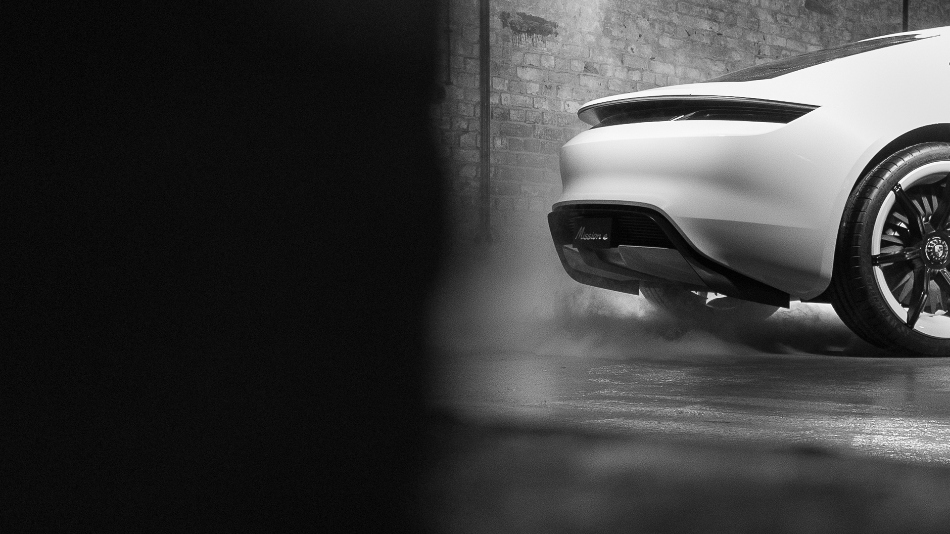 stimmungsvolle Detailaufnahme von Porsche Taycan, mit Nebel in alter Industriehalle